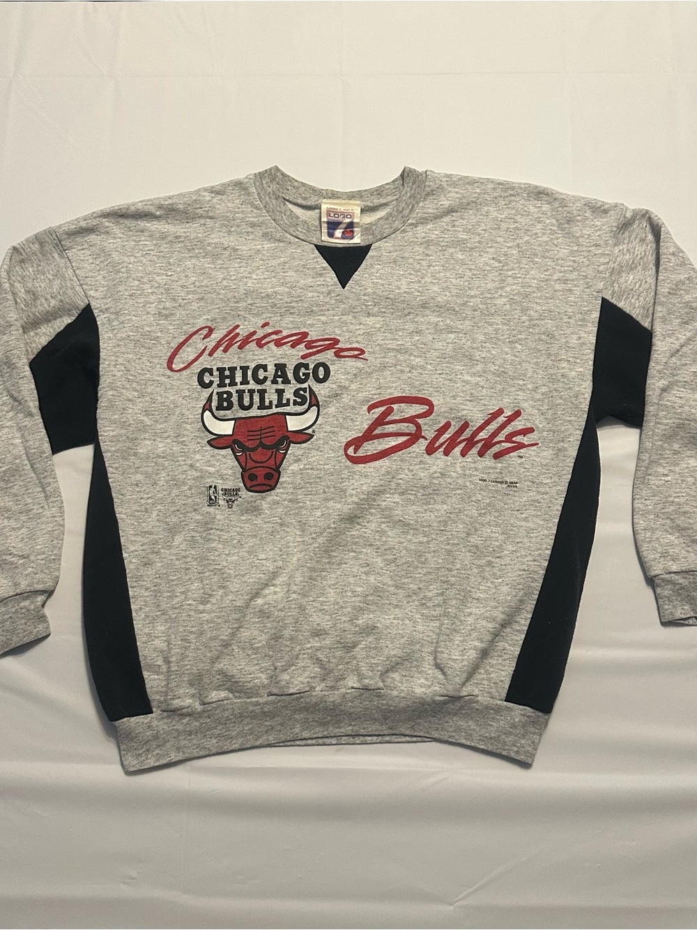 LOGO 7 Gray Crewneck Sweatshirt with Red and Black Chicago Bulls Graphics